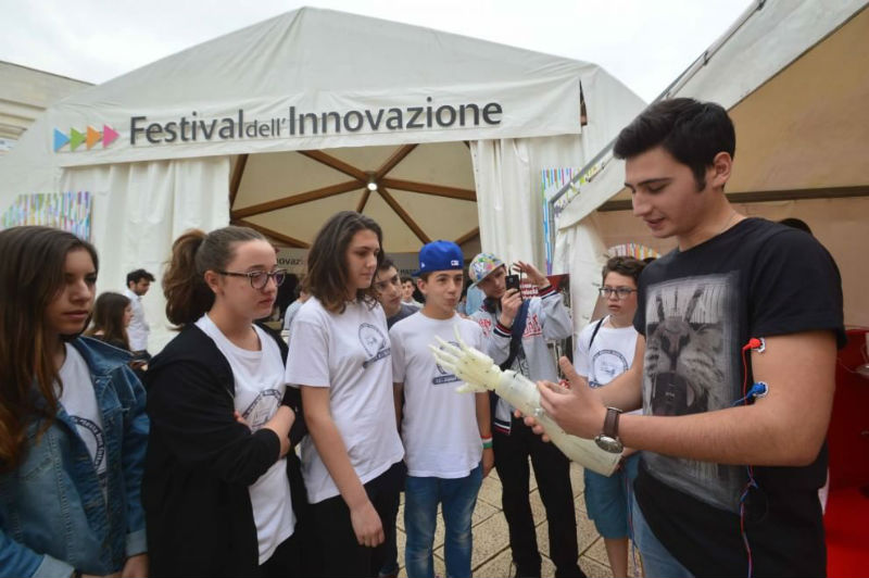 Foto 1 (fonte repubblica.it): Francesco Bruno mostra la sua creazione ai giovani visitatori alla mostra di Bari. Foto 1 (fonte repubblica.it): Francesco Bruno mostra la sua creazione ai giovani visitatori alla mostra di Bari.