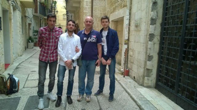 Foto 2: il prof. Martucci all’ingresso dell’Auditorium Valissa, Camera di Commercio di Bari con gli alunni progettisti di Easy-vision, per la premiazione. Foto 2