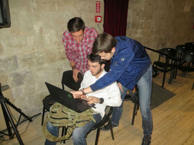 Foto 3: gli alunni Davide Carriero, Andrea Perta e Francesco Plantone, alle prese con gli ultimi ritocchi alla presentazione del progetto alla Camera di Commercio di Bari. Foto 3