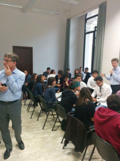 Foto 4: gli studenti finalisti pugliesi durante il workshop coordinato dagli ing. Sirio Vurro e Joe Petillon, ai lati della foto. Foto 4