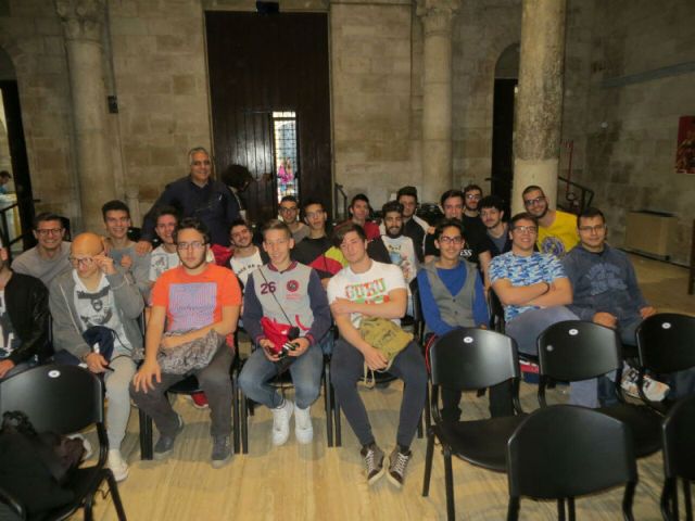 Foto 5: la folta delegazione del Majorana presente alla premiazione. Foto 5