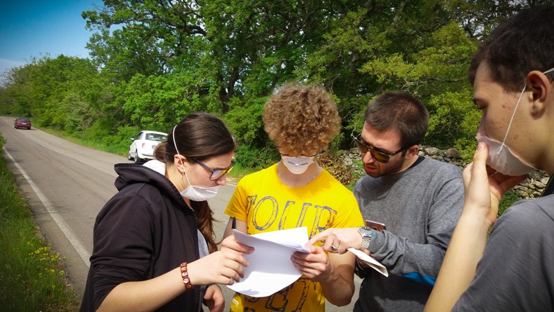 foto 2.Coletta con alcuni alunni durante i sopralluoghi