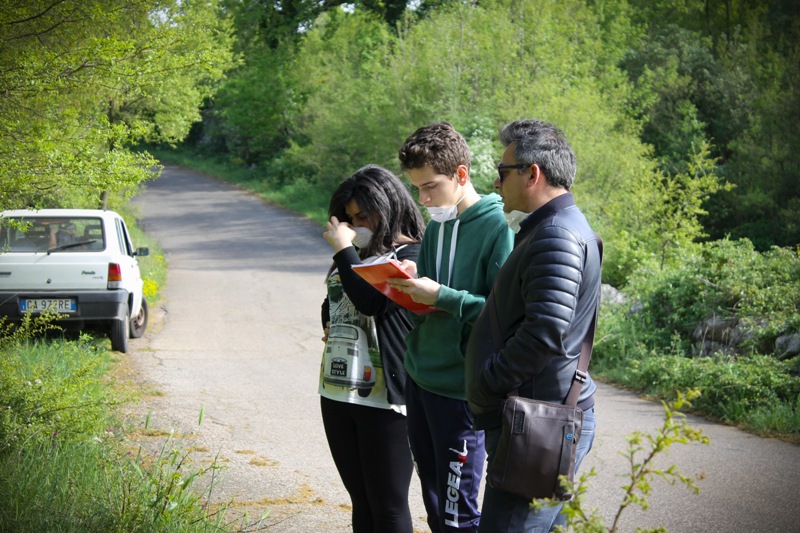 foto 3.Il tutor Antonio Raguso guida un altro gruppo di studenti