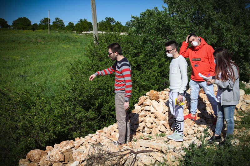 foto 4.ancora Coletta ed altri alunni in perlustrazione.